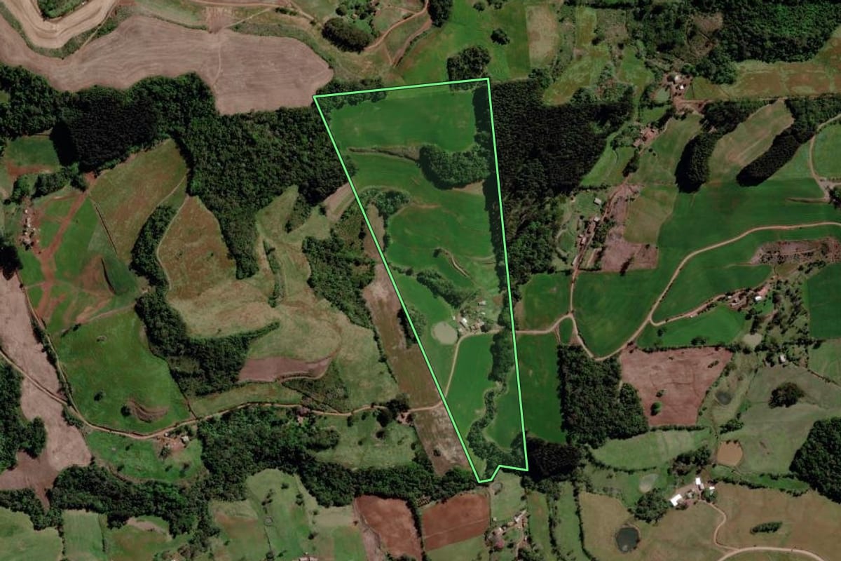 Imagem de satélite do imóvel rural em São Valentim (RS), com o contorno declarado no CAR desenhado por cima.