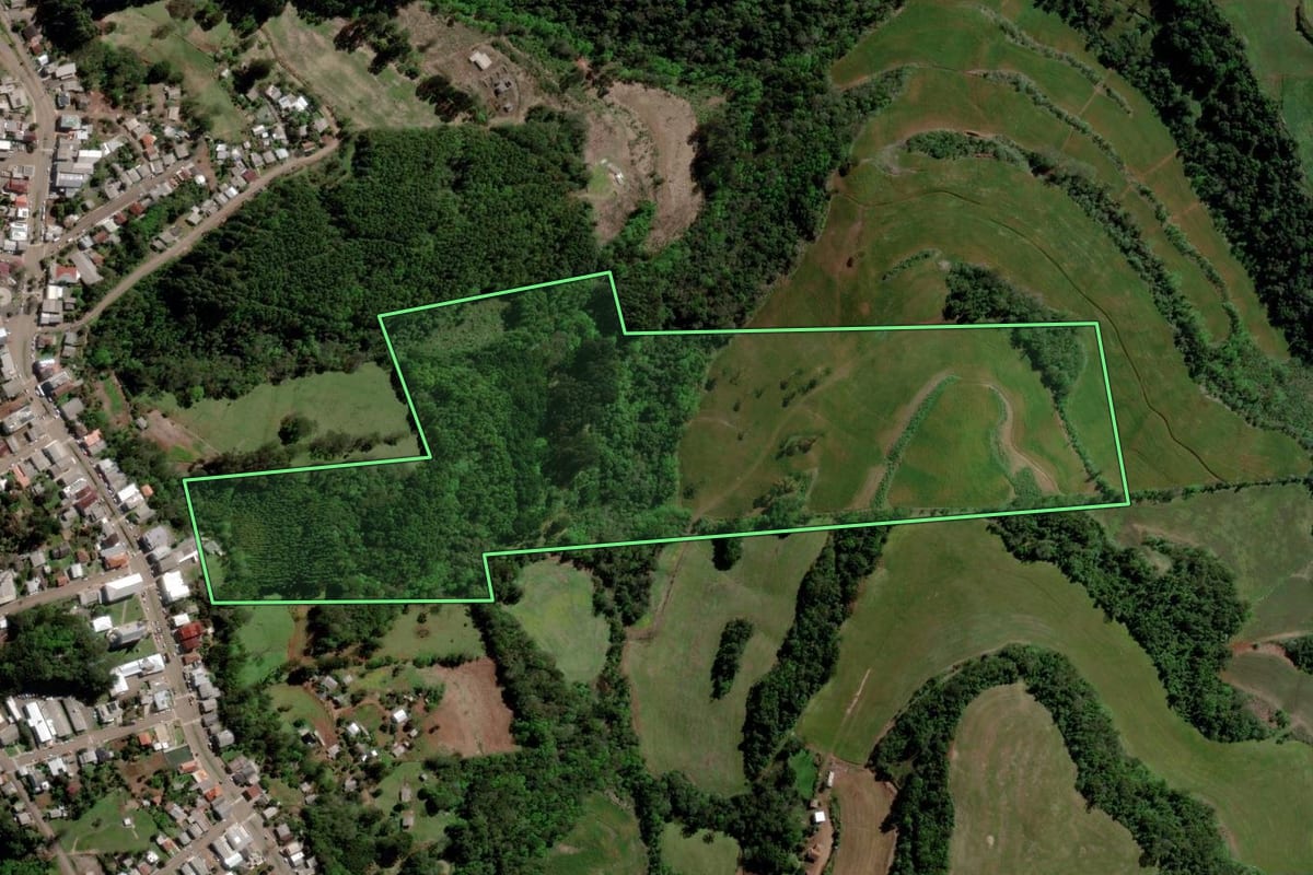 Imagem de satélite do imóvel rural em São Valentim (RS), com o contorno declarado no CAR desenhado por cima.