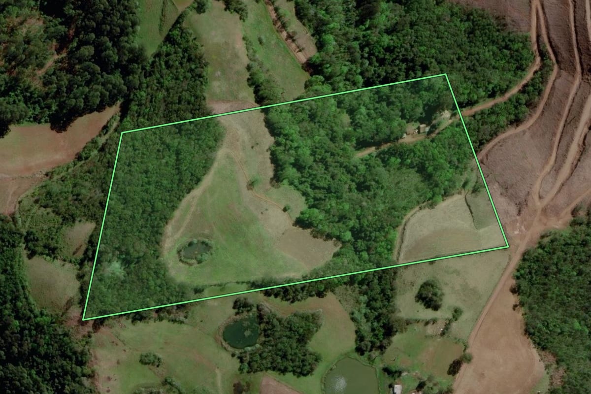 Imagem de satélite do imóvel rural em São Valentim (RS), com o contorno declarado no CAR desenhado por cima.