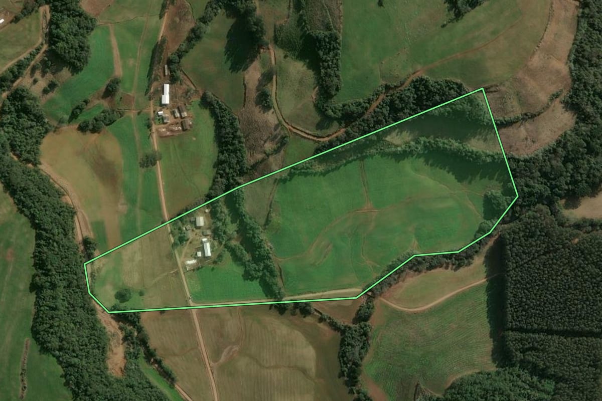 Imagem de satélite do imóvel rural em São Valentim (RS), com o contorno declarado no CAR desenhado por cima.