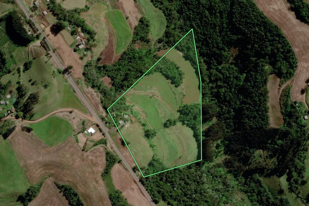 Imagem de satélite do imóvel rural em São Valentim (RS), com o contorno declarado no CAR desenhado por cima.