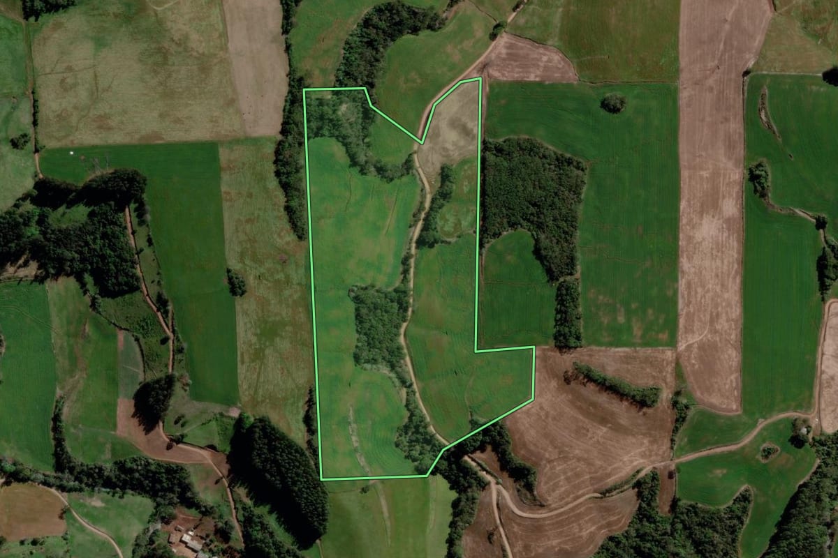 Imagem de satélite do imóvel rural em São Valentim (RS), com o contorno declarado no CAR desenhado por cima.