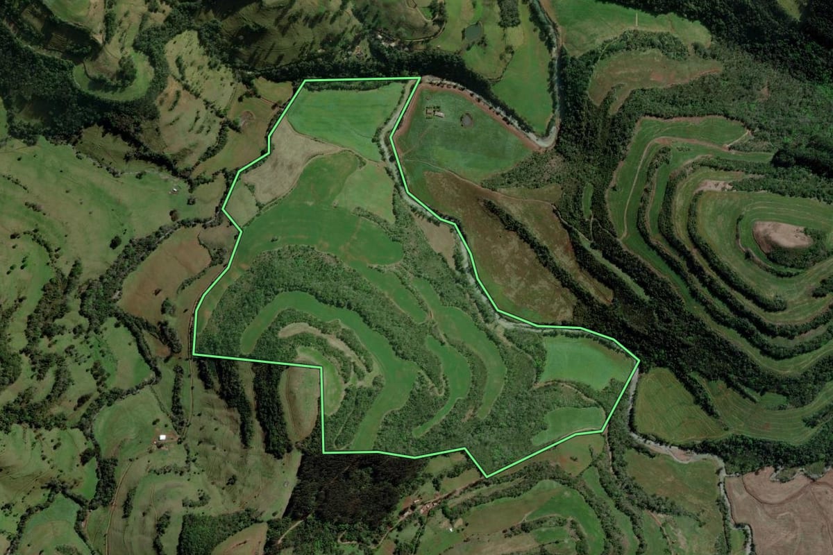 Imagem de satélite do imóvel rural em São Valentim (RS), com o contorno declarado no CAR desenhado por cima.