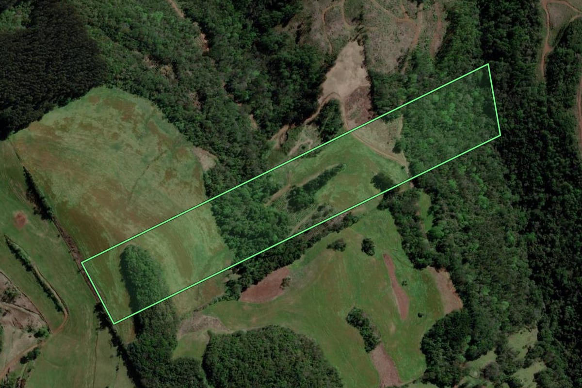 Imagem de satélite do imóvel rural em São Valentim (RS), com o contorno declarado no CAR desenhado por cima.