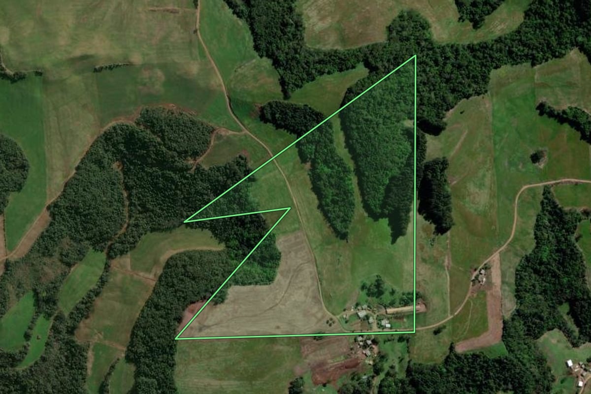 Imagem de satélite do imóvel rural em São Valentim (RS), com o contorno declarado no CAR desenhado por cima.