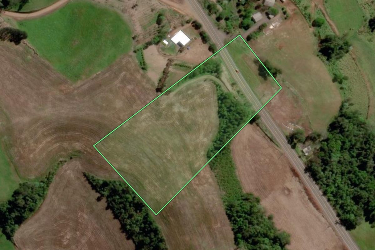 Imagem de satélite do imóvel rural em São Valentim (RS), com o contorno declarado no CAR desenhado por cima.