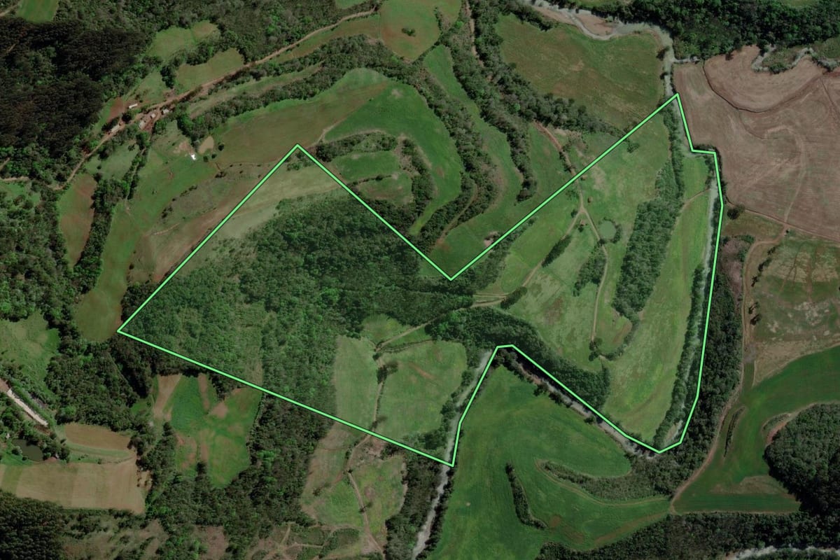 Imagem de satélite do imóvel rural em São Valentim (RS), com o contorno declarado no CAR desenhado por cima.