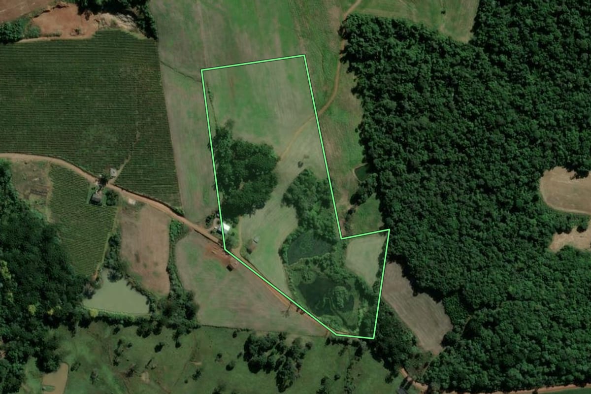 Imagem de satélite do imóvel rural em São Valentim do Sul (RS), com o contorno declarado no CAR desenhado por cima.
