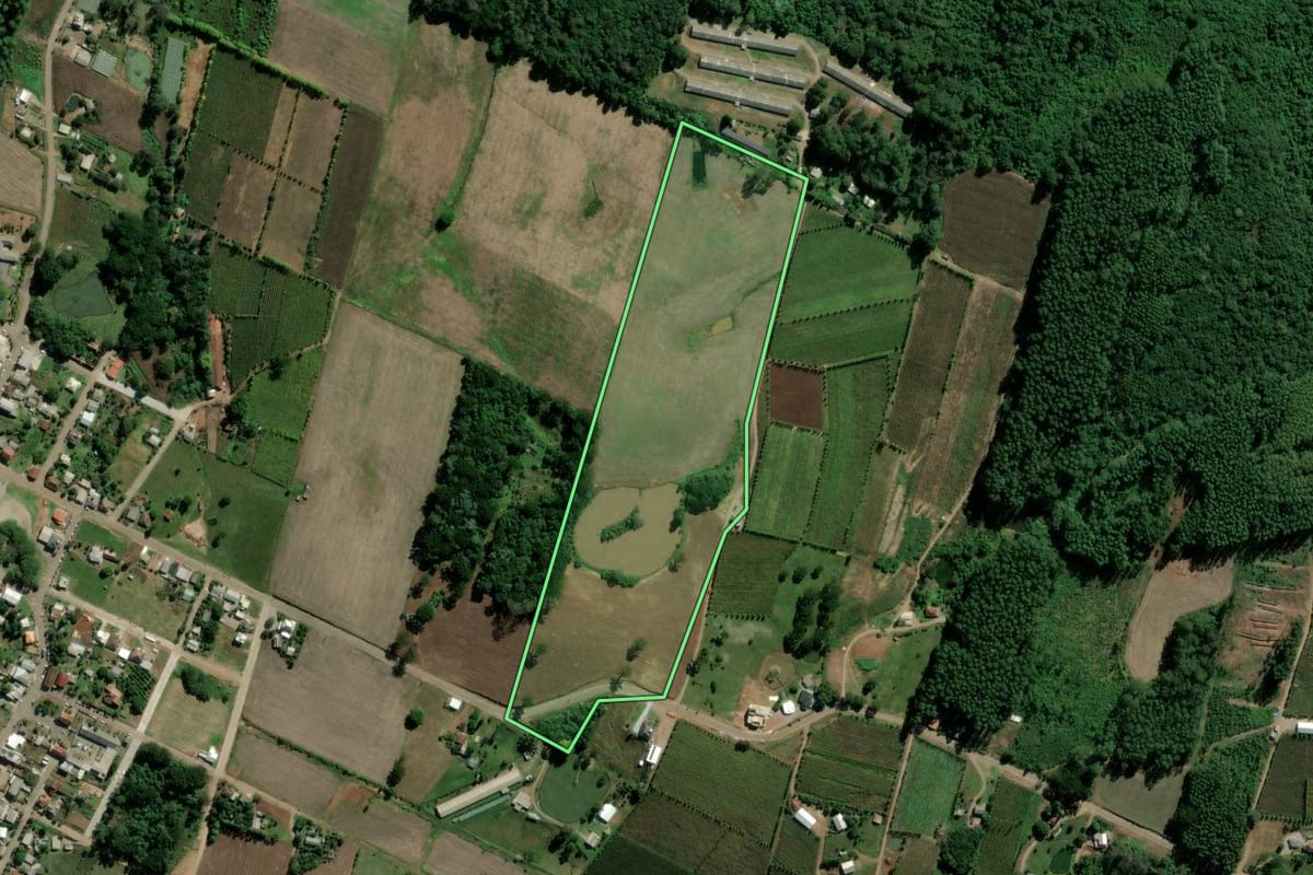 Imagem de satélite do imóvel rural em São Valentim do Sul (RS), com o contorno declarado no CAR desenhado por cima.