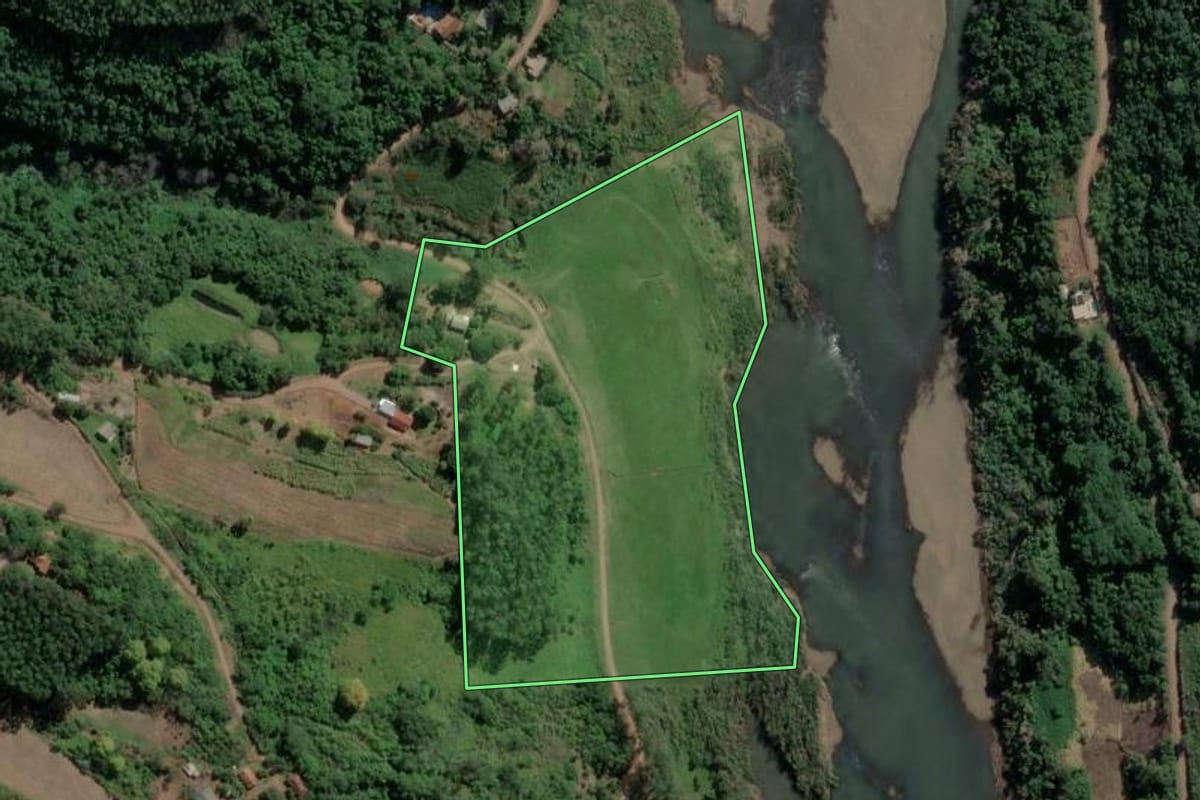 Imagem de satélite do imóvel rural em São Valentim do Sul (RS), com o contorno declarado no CAR desenhado por cima.