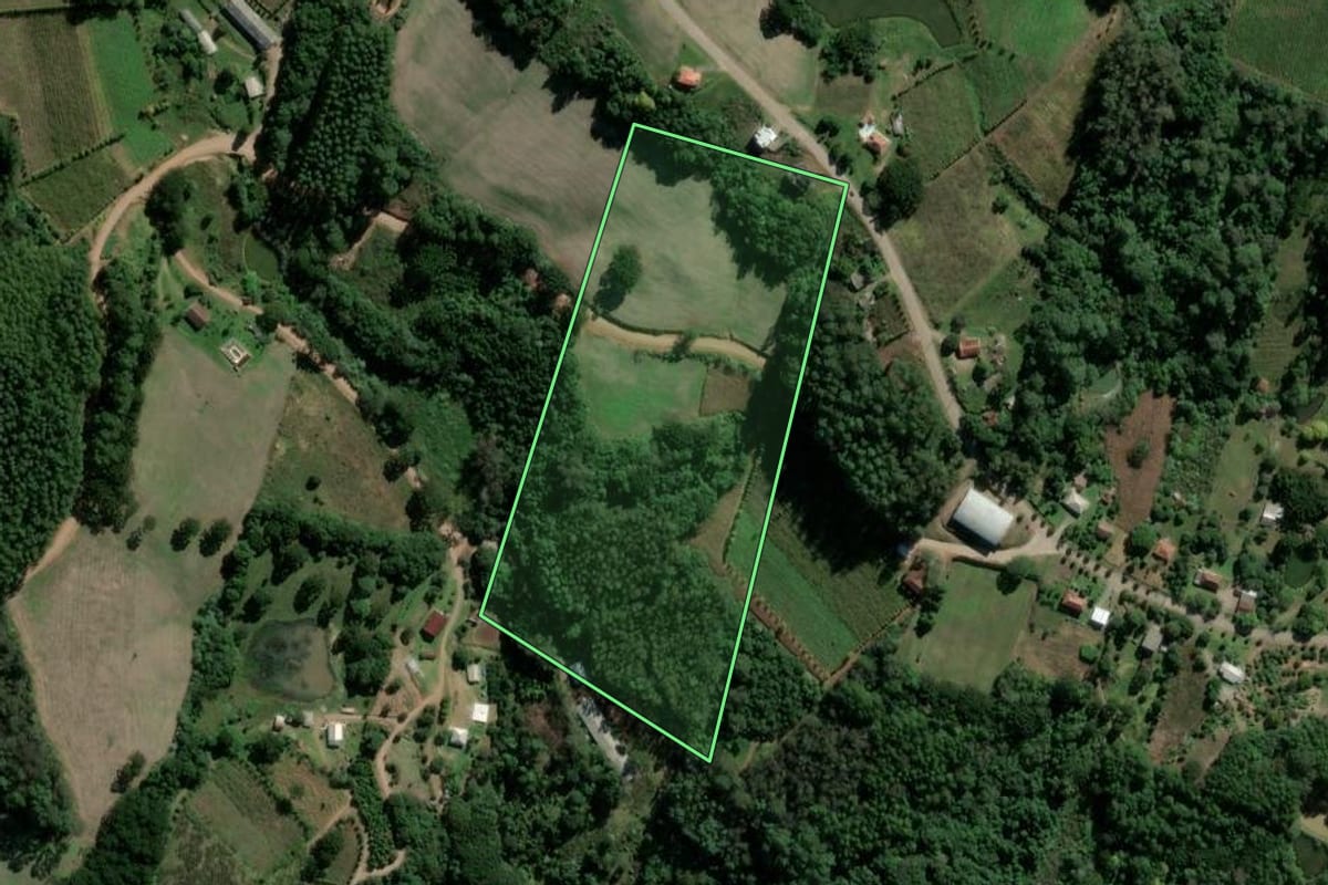 Imagem de satélite do imóvel rural em São Valentim do Sul (RS), com o contorno declarado no CAR desenhado por cima.