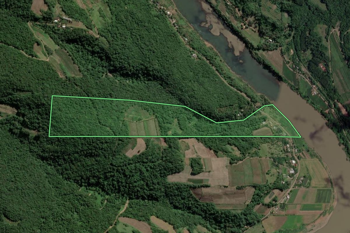 Imagem de satélite do imóvel rural em São Valentim do Sul (RS), com o contorno declarado no CAR desenhado por cima.