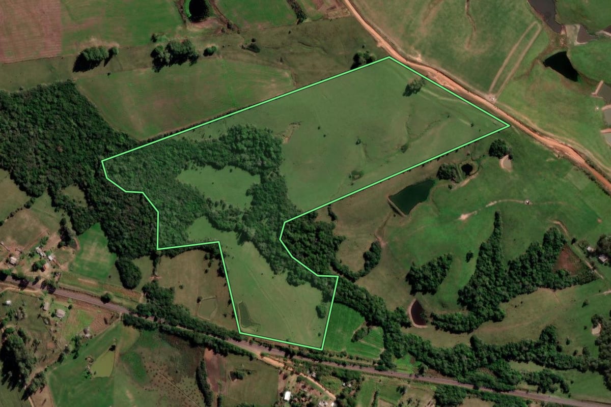 Imagem de satélite do imóvel rural em São Vicente do Sul (RS), com o contorno declarado no CAR desenhado por cima.