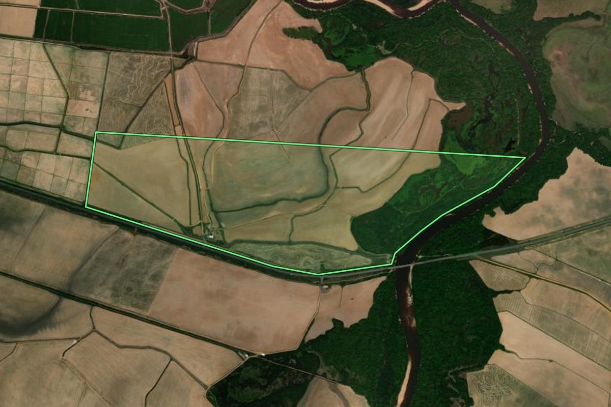 Imagem de satélite do imóvel rural em São Vicente do Sul (RS), com o contorno declarado no CAR desenhado por cima.