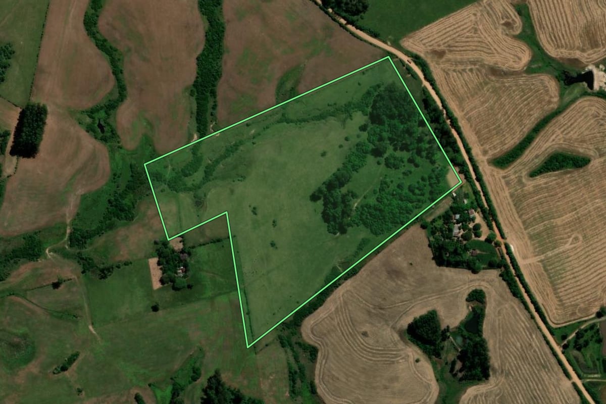 Imagem de satélite do imóvel rural em São Vicente do Sul (RS), com o contorno declarado no CAR desenhado por cima.