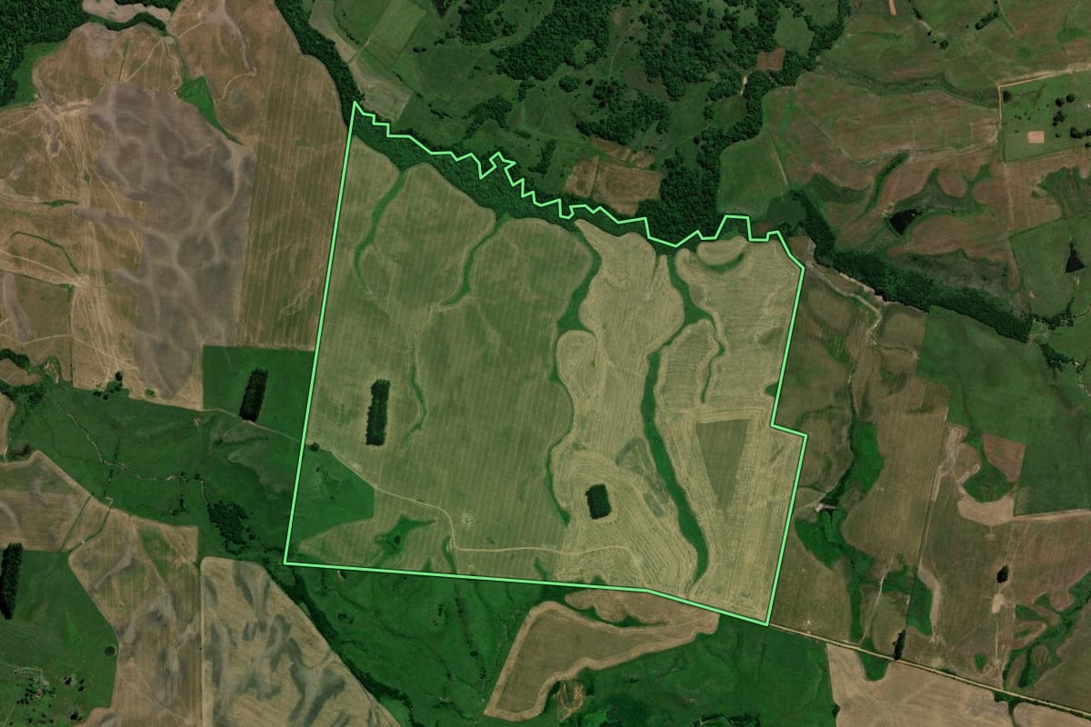 Imagem de satélite do imóvel rural em São Vicente do Sul (RS), com o contorno declarado no CAR desenhado por cima.