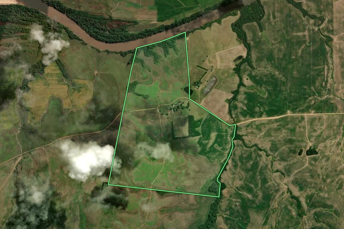 Imagem de satélite do imóvel rural em São Vicente do Sul (RS), com o contorno declarado no CAR desenhado por cima.