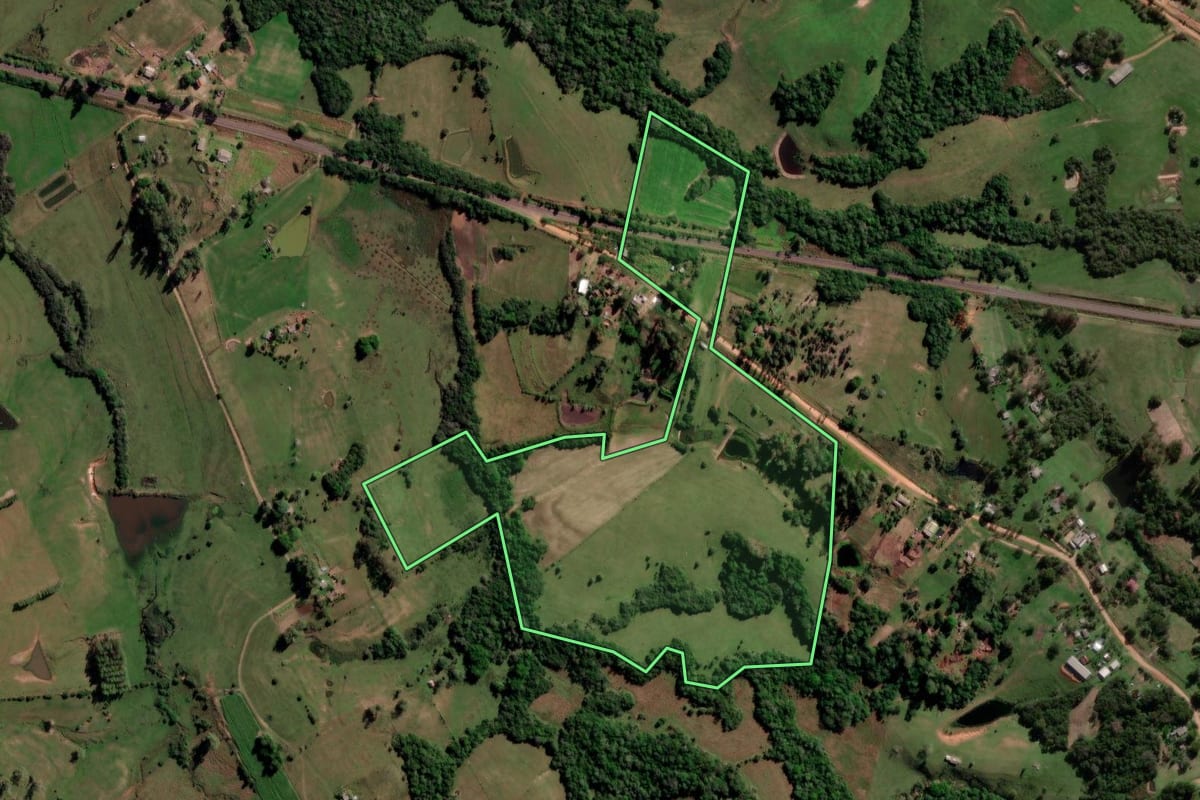 Imagem de satélite do imóvel rural em São Vicente do Sul (RS), com o contorno declarado no CAR desenhado por cima.
