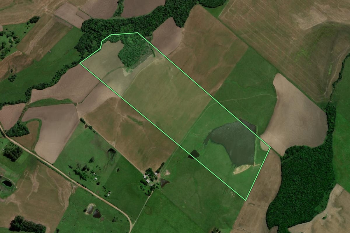 Imagem de satélite do imóvel rural em São Vicente do Sul (RS), com o contorno declarado no CAR desenhado por cima.