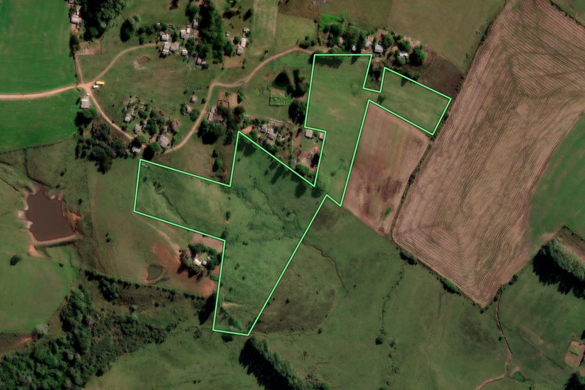 Imagem de satélite do imóvel rural em São Vicente do Sul (RS), com o contorno declarado no CAR desenhado por cima.