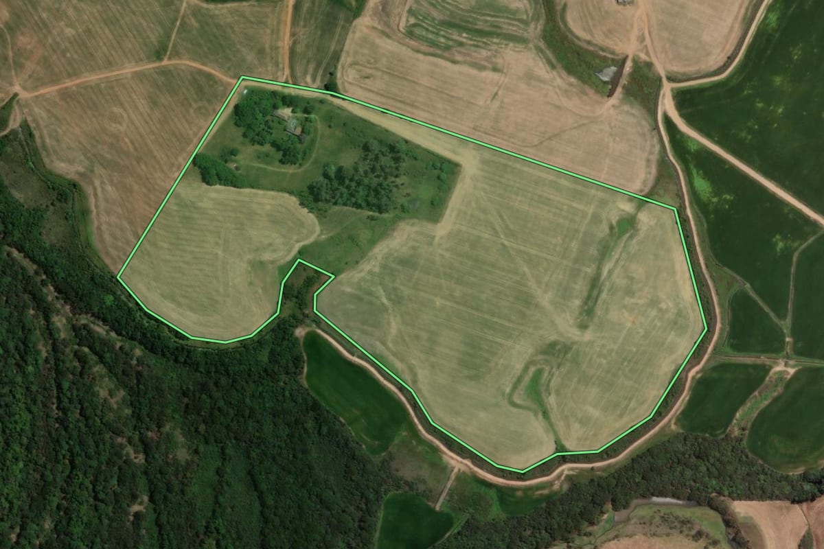Imagem de satélite do imóvel rural em São Vicente do Sul (RS), com o contorno declarado no CAR desenhado por cima.