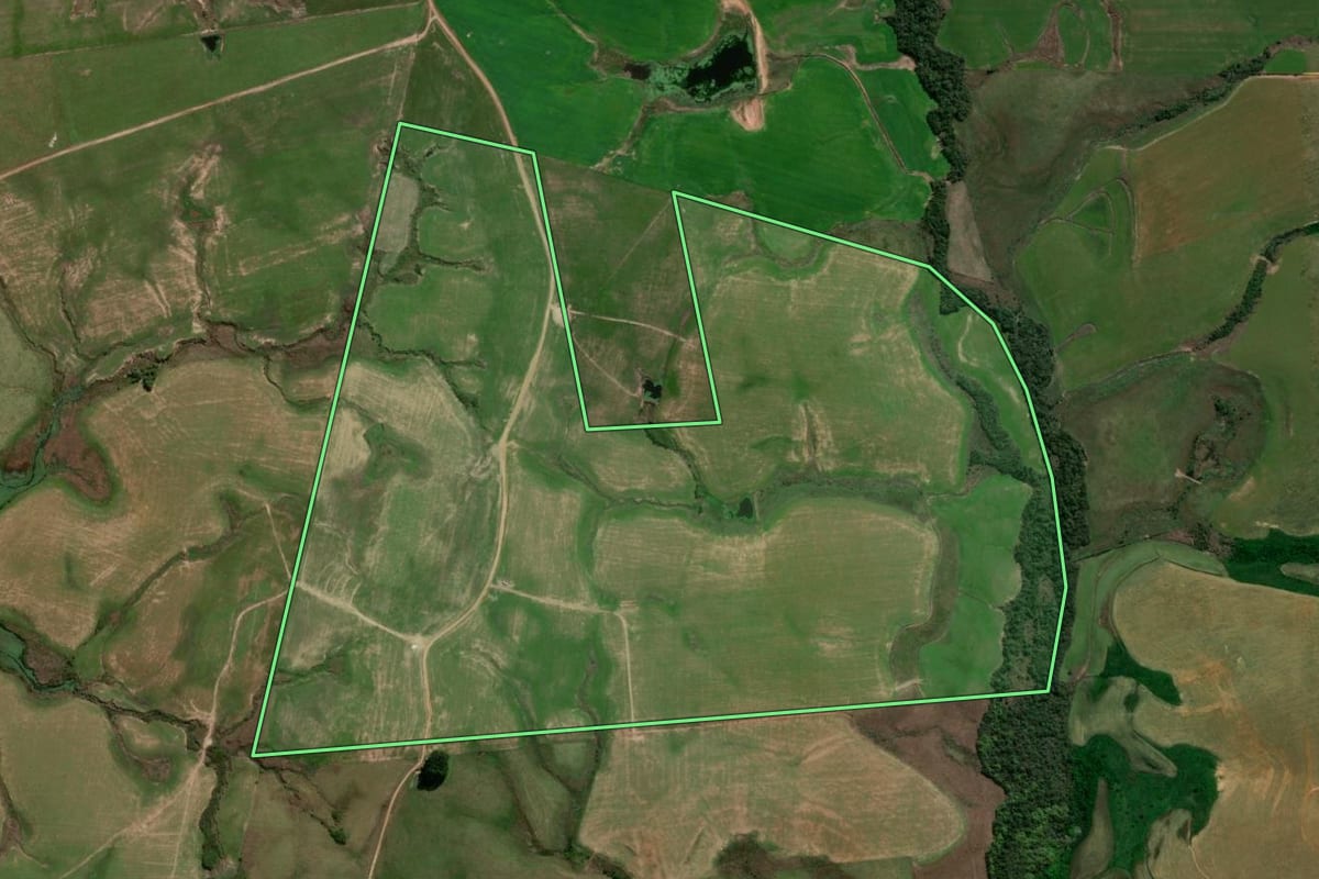 Imagem de satélite do imóvel rural em São Vicente do Sul (RS), com o contorno declarado no CAR desenhado por cima.