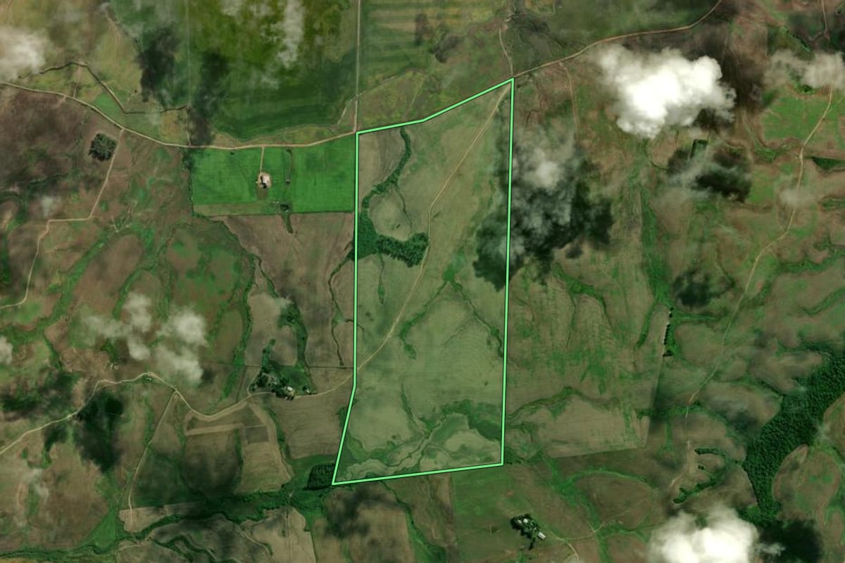 Imagem de satélite do imóvel rural em São Vicente do Sul (RS), com o contorno declarado no CAR desenhado por cima.