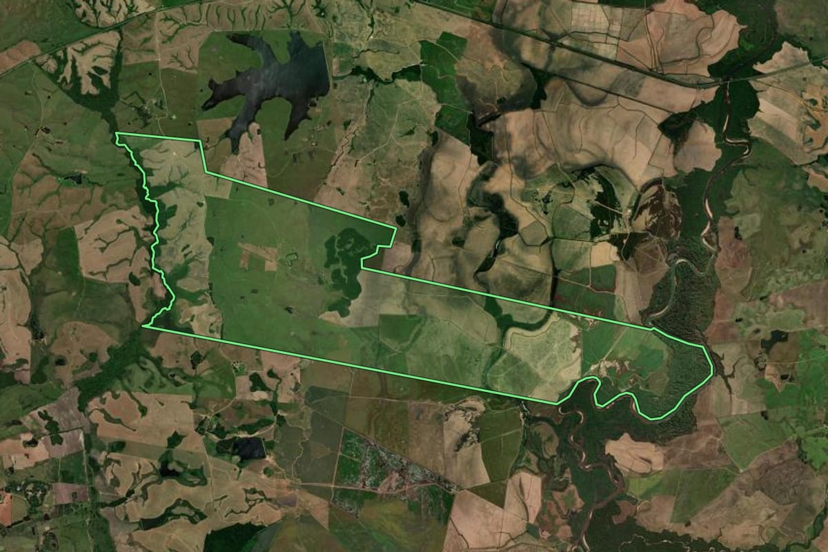 Imagem de satélite do imóvel rural em São Vicente do Sul (RS), com o contorno declarado no CAR desenhado por cima.