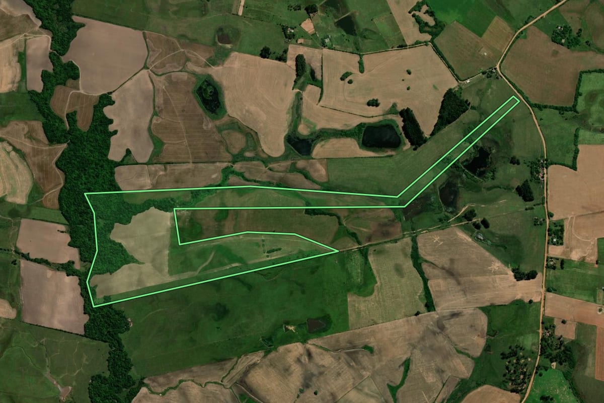 Imagem de satélite do imóvel rural em São Vicente do Sul (RS), com o contorno declarado no CAR desenhado por cima.