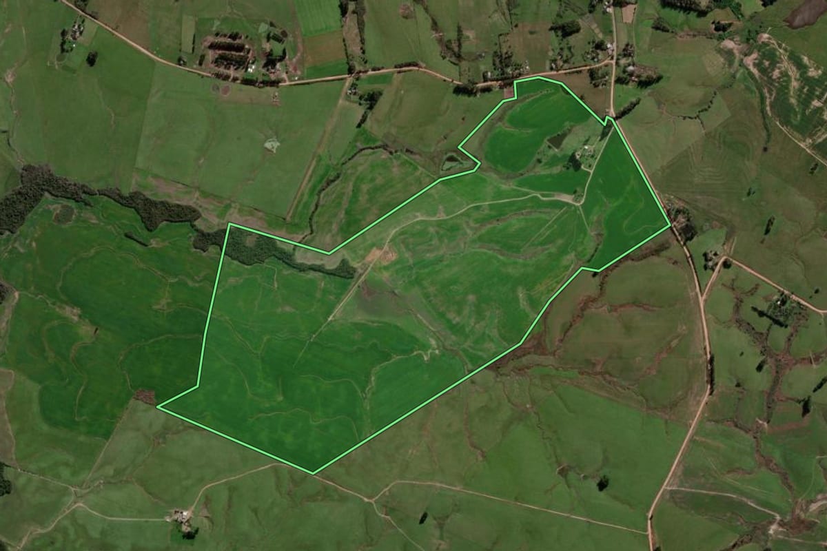 Imagem de satélite do imóvel rural em São Vicente do Sul (RS), com o contorno declarado no CAR desenhado por cima.