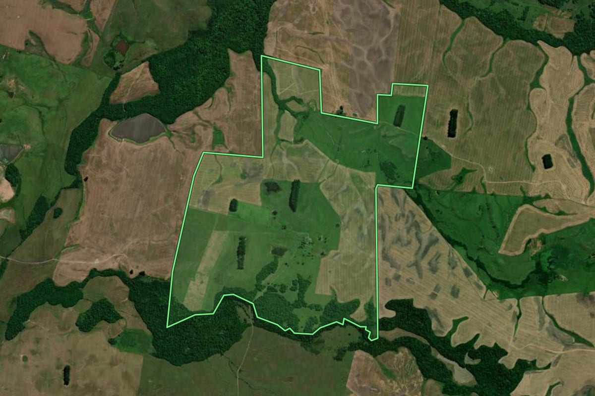Imagem de satélite do imóvel rural em São Vicente do Sul (RS), com o contorno declarado no CAR desenhado por cima.