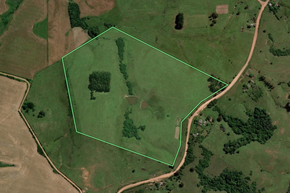 Imagem de satélite do imóvel rural em São Vicente do Sul (RS), com o contorno declarado no CAR desenhado por cima.