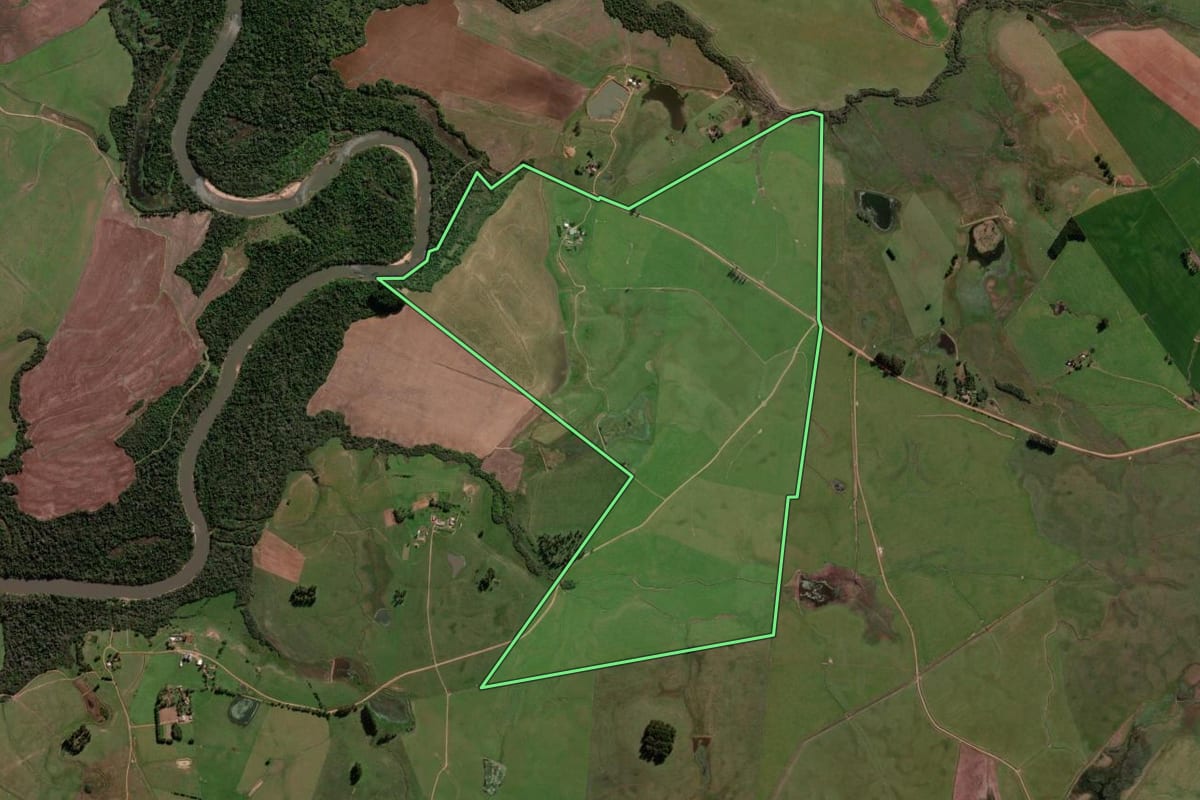 Imagem de satélite do imóvel rural em São Vicente do Sul (RS), com o contorno declarado no CAR desenhado por cima.