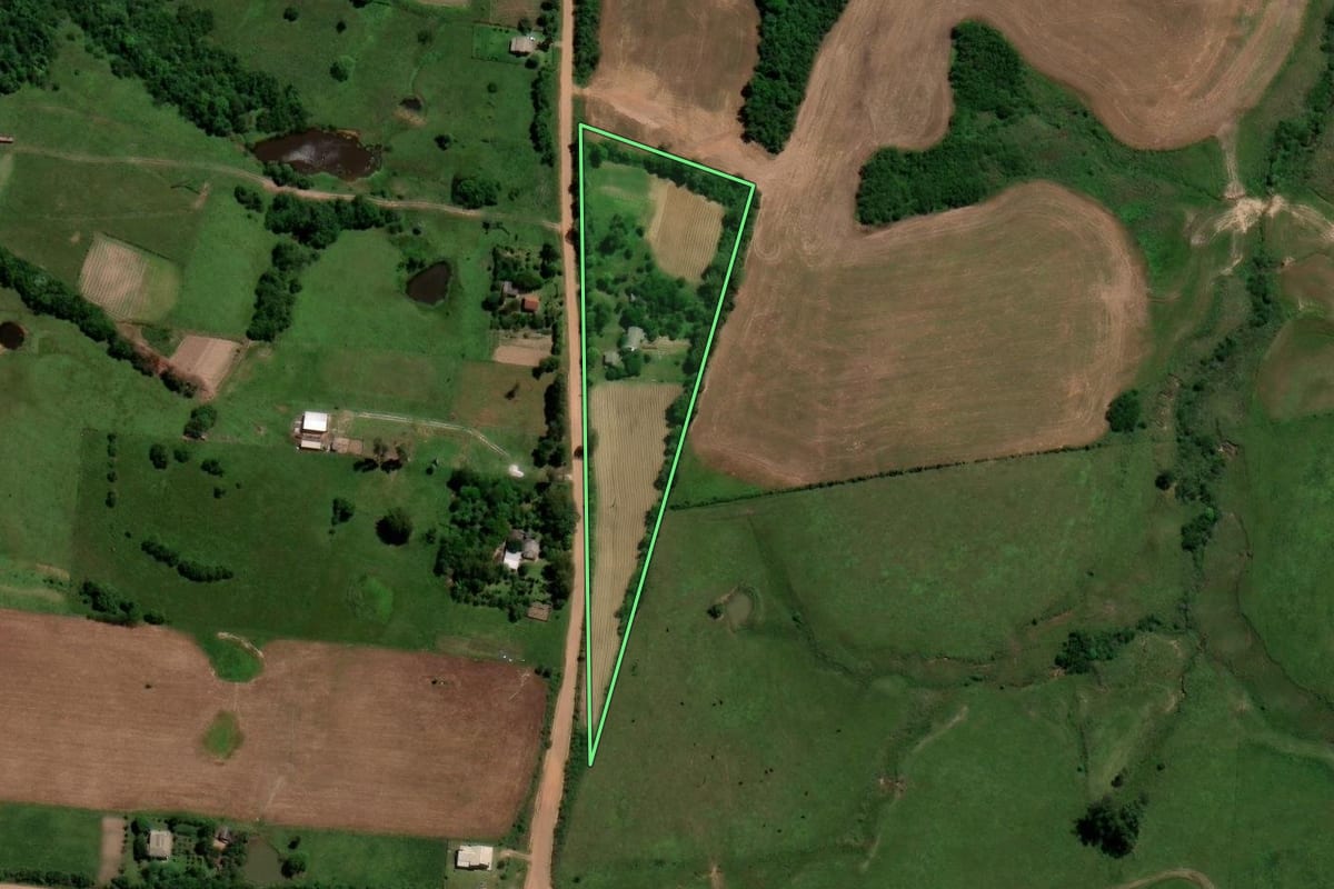 Imagem de satélite do imóvel rural em São Vicente do Sul (RS), com o contorno declarado no CAR desenhado por cima.