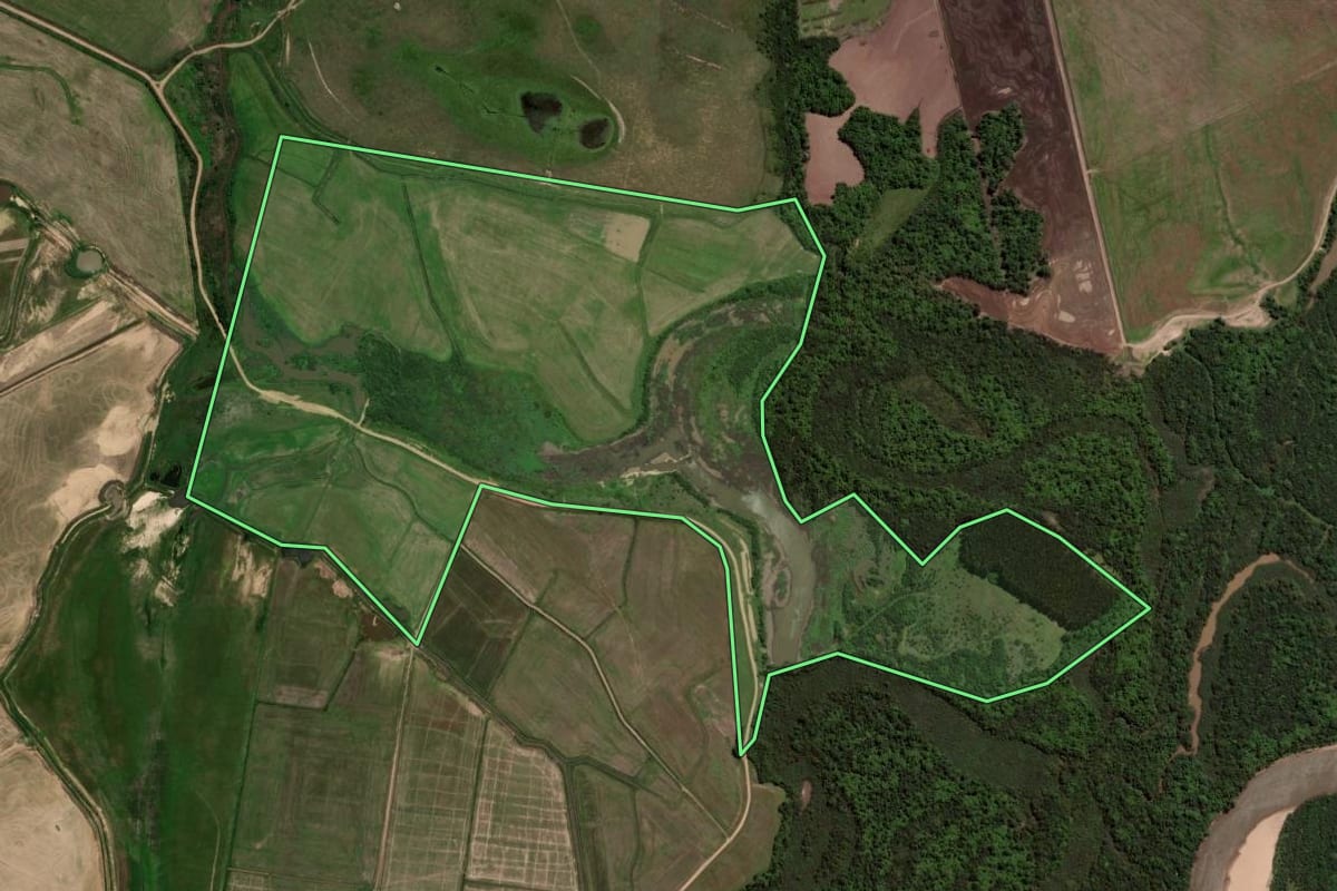 Imagem de satélite do imóvel rural em São Vicente do Sul (RS), com o contorno declarado no CAR desenhado por cima.