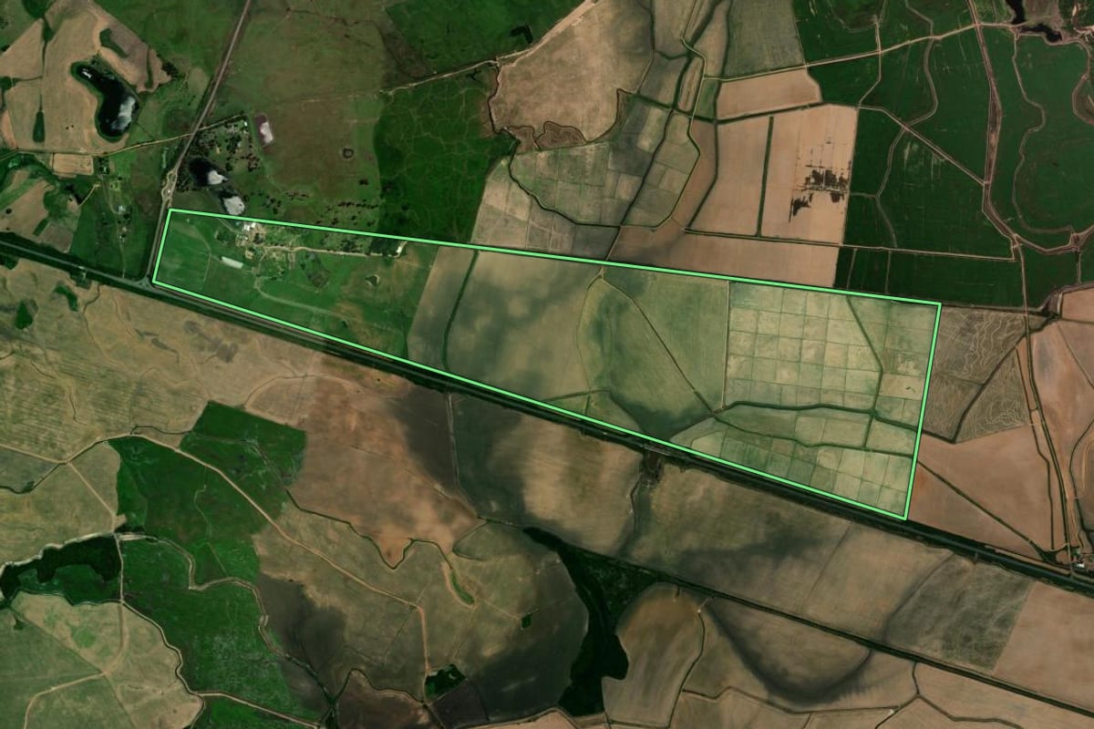 Imagem de satélite do imóvel rural em São Vicente do Sul (RS), com o contorno declarado no CAR desenhado por cima.