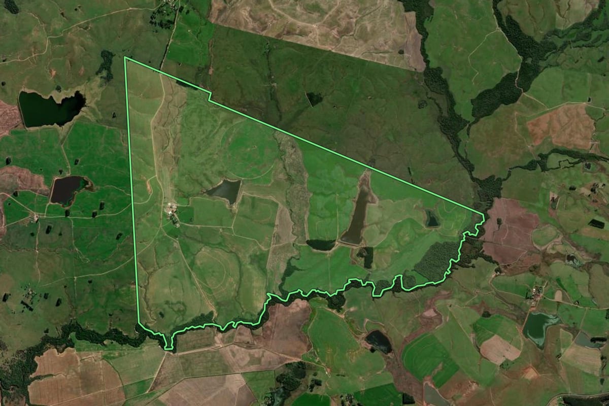 Imagem de satélite do imóvel rural em São Vicente do Sul (RS), com o contorno declarado no CAR desenhado por cima.