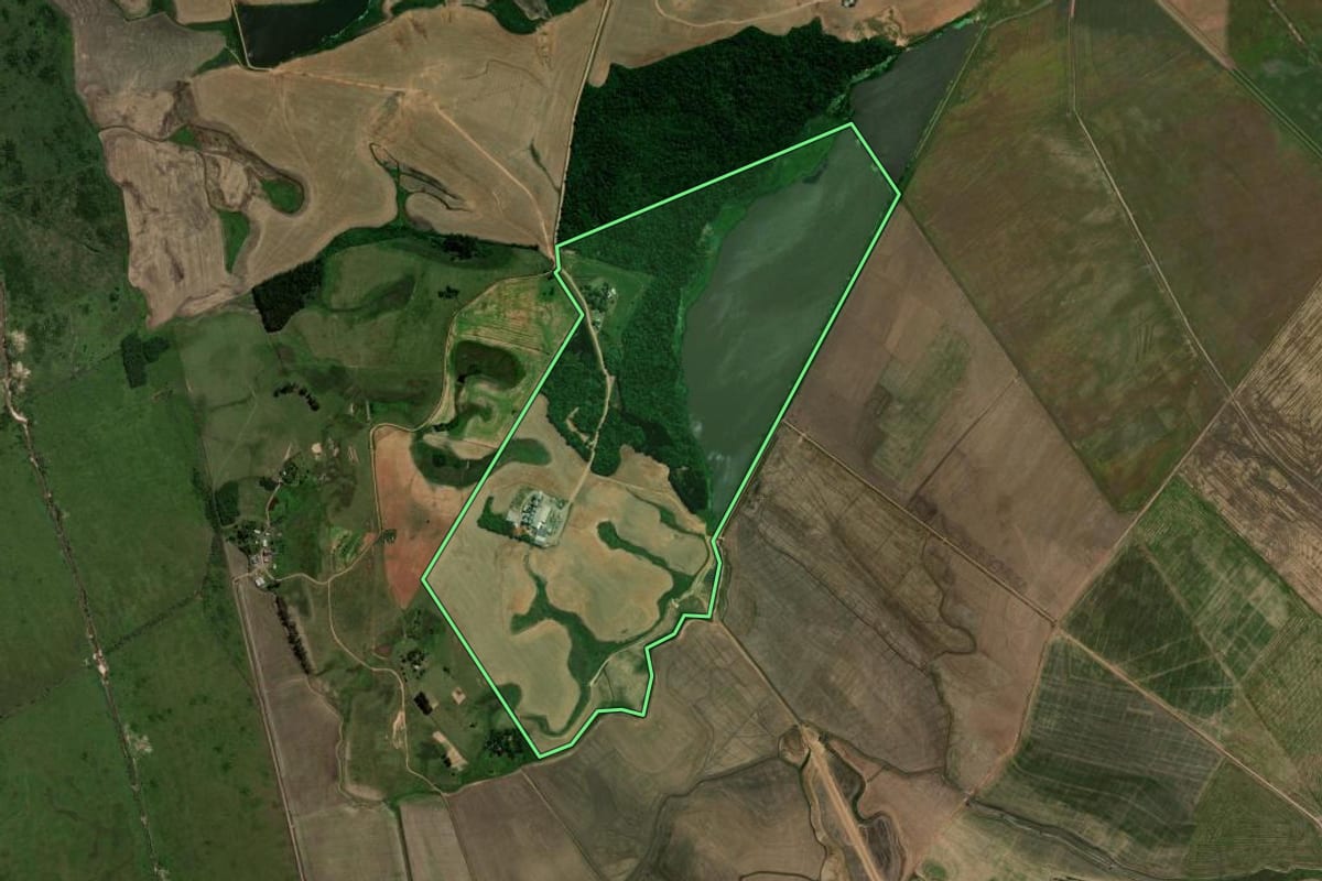Imagem de satélite do imóvel rural em São Vicente do Sul (RS), com o contorno declarado no CAR desenhado por cima.