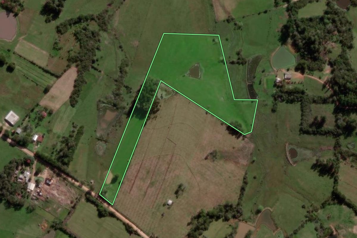 Imagem de satélite do imóvel rural em São Vicente do Sul (RS), com o contorno declarado no CAR desenhado por cima.