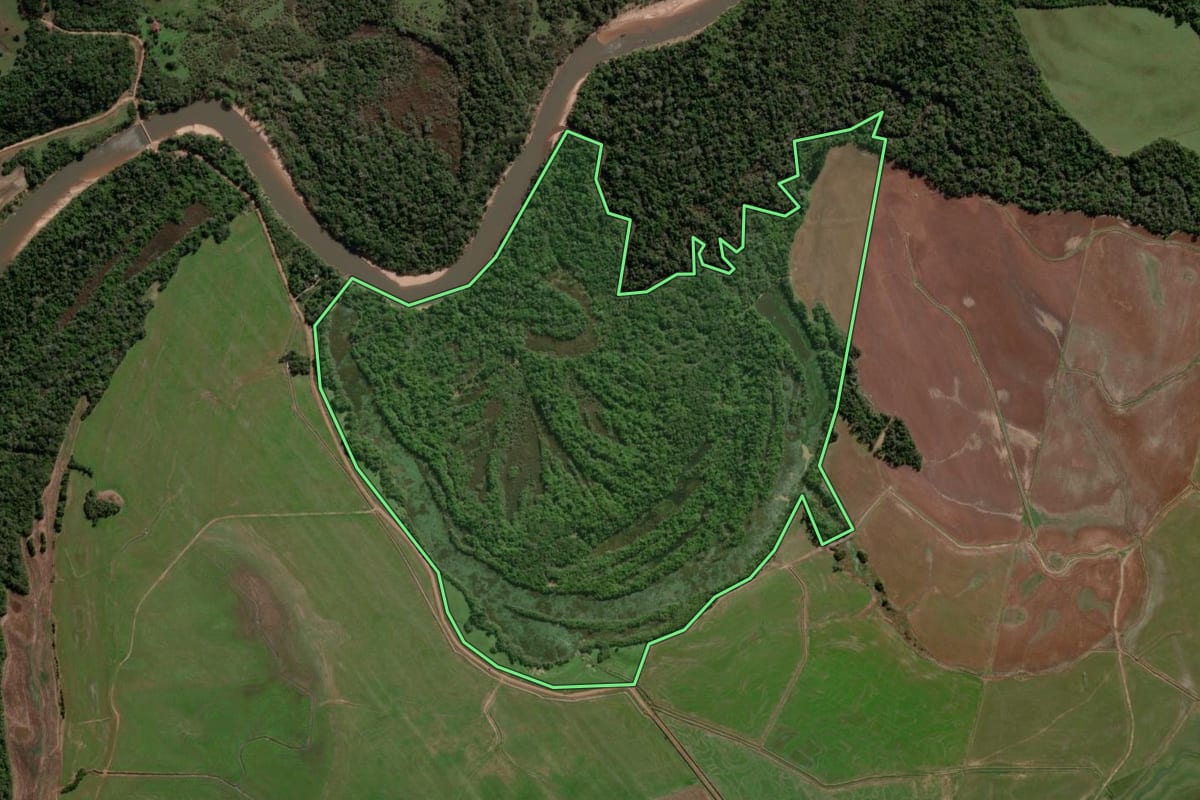 Imagem de satélite do imóvel rural em São Vicente do Sul (RS), com o contorno declarado no CAR desenhado por cima.