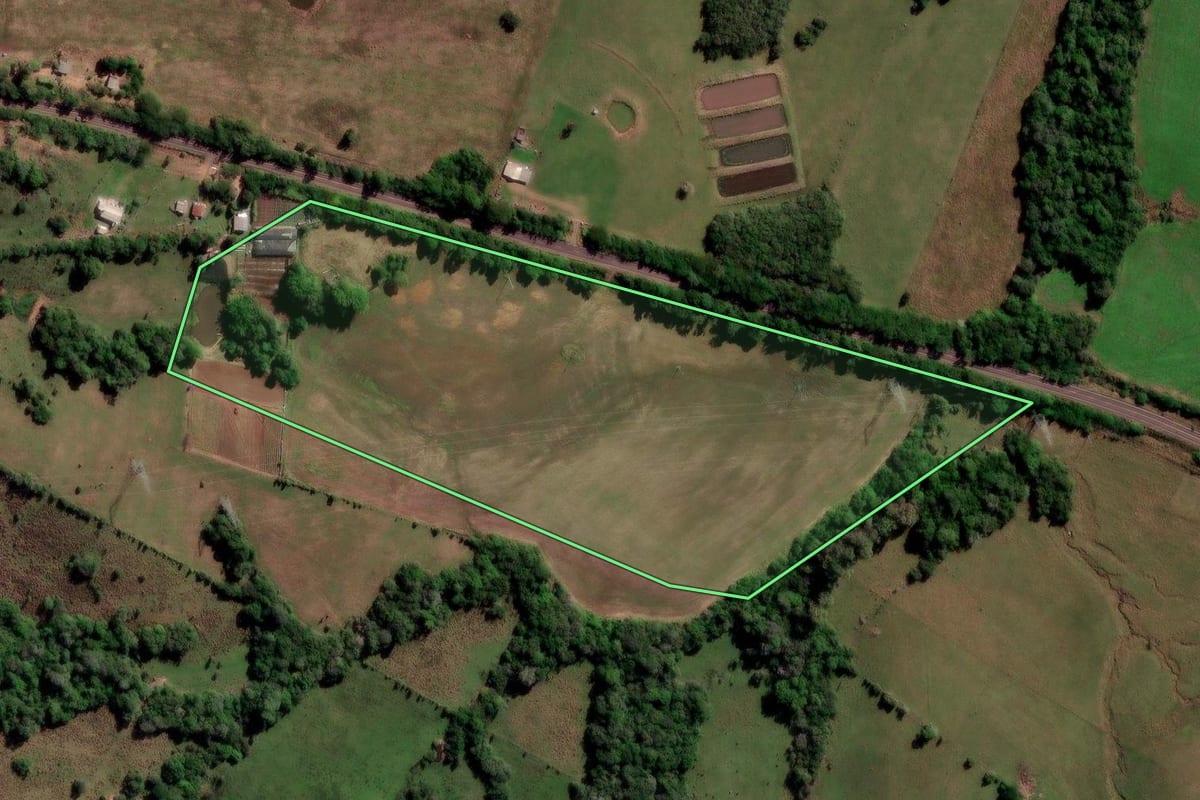 Imagem de satélite do imóvel rural em São Vicente do Sul (RS), com o contorno declarado no CAR desenhado por cima.