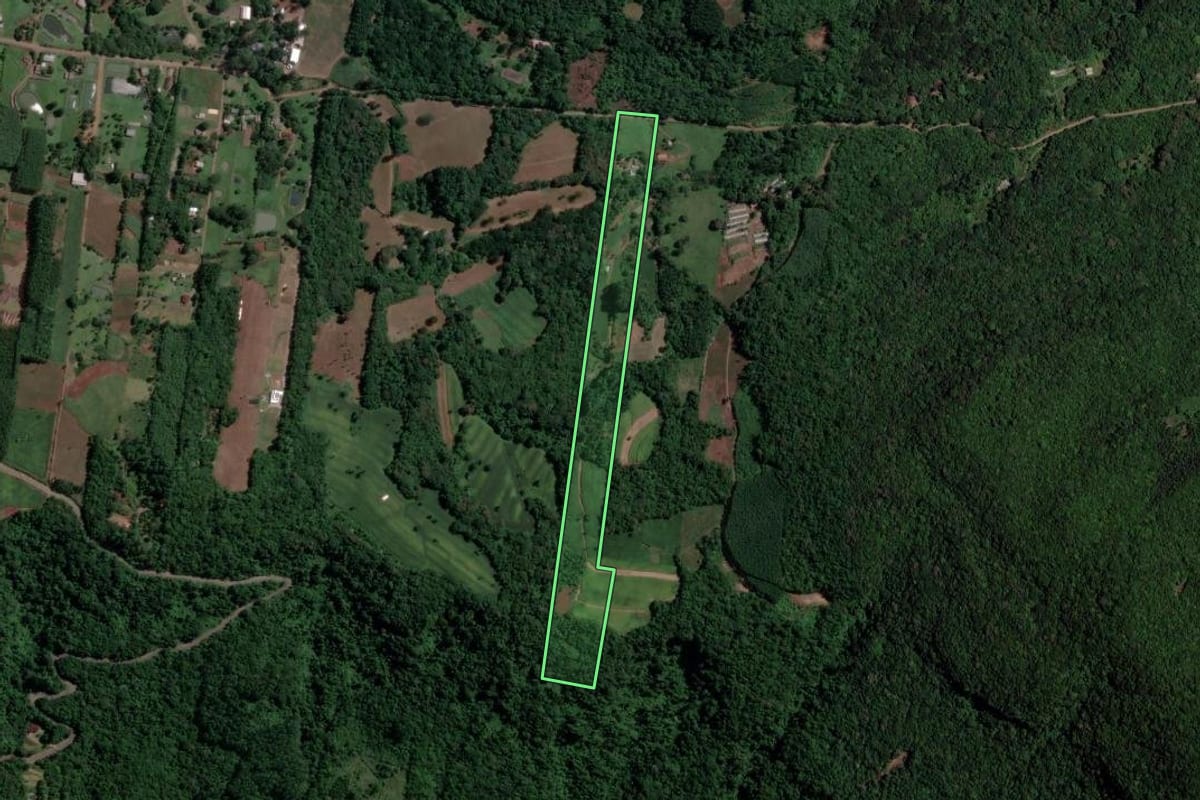 Imagem de satélite do imóvel rural em Sapiranga (RS), com o contorno declarado no CAR desenhado por cima.