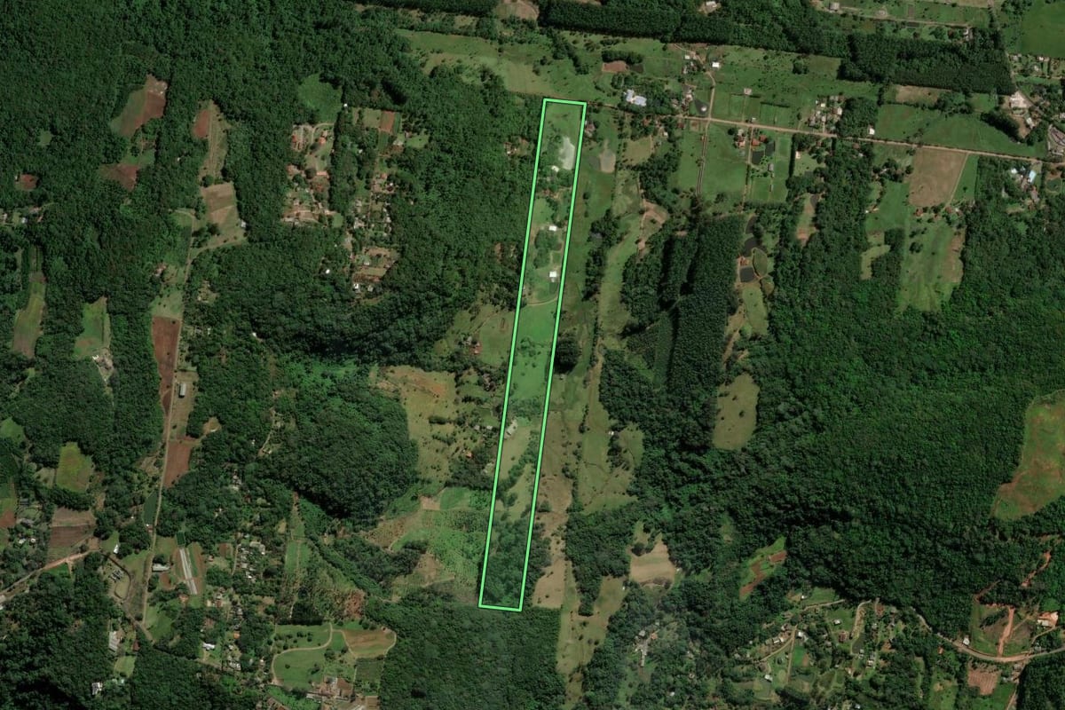 Imagem de satélite do imóvel rural em Sapiranga (RS), com o contorno declarado no CAR desenhado por cima.