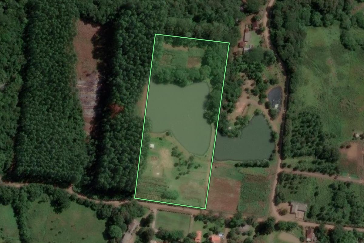 Imagem de satélite do imóvel rural em Sapiranga (RS), com o contorno declarado no CAR desenhado por cima.