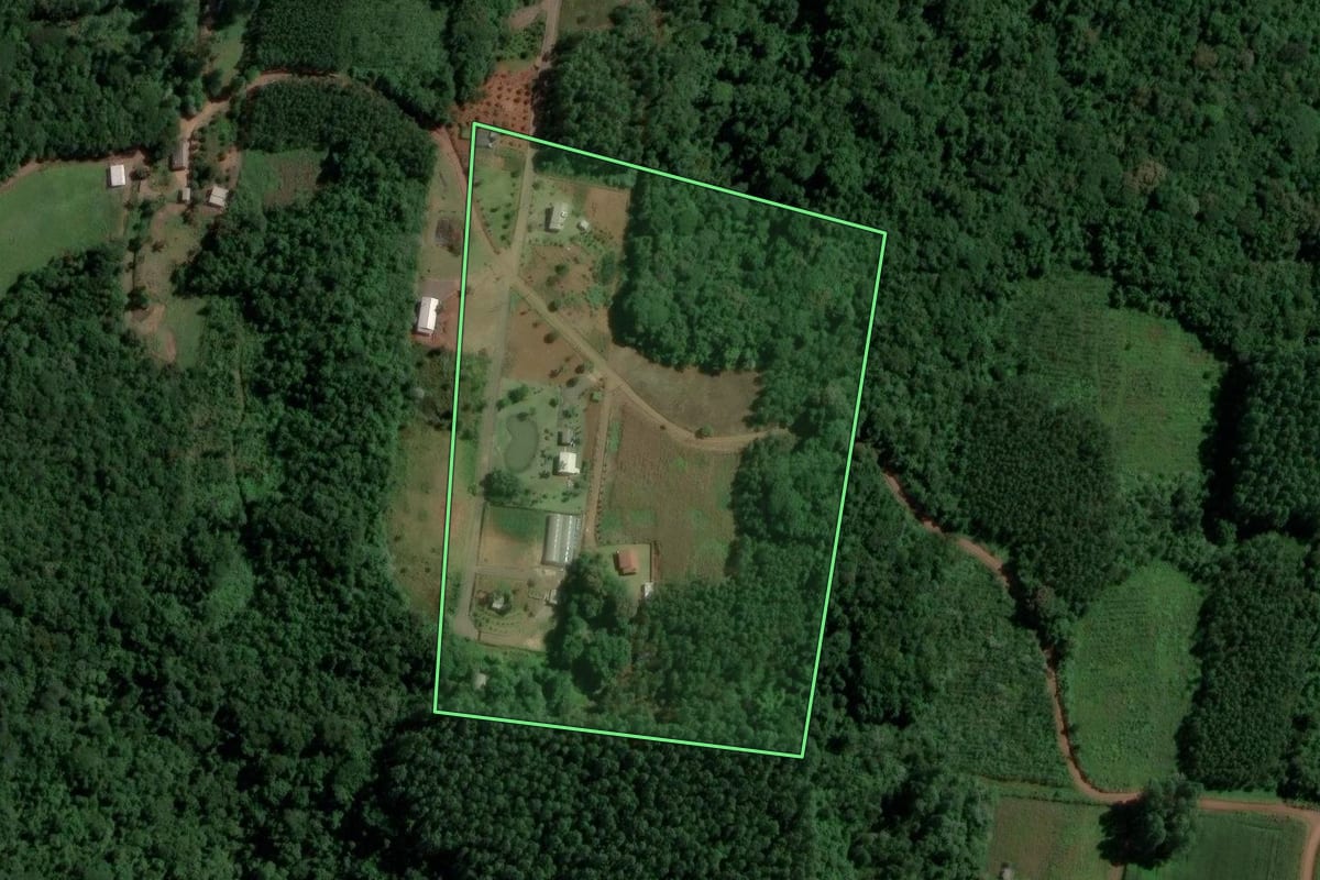 Imagem de satélite do imóvel rural em Sapiranga (RS), com o contorno declarado no CAR desenhado por cima.