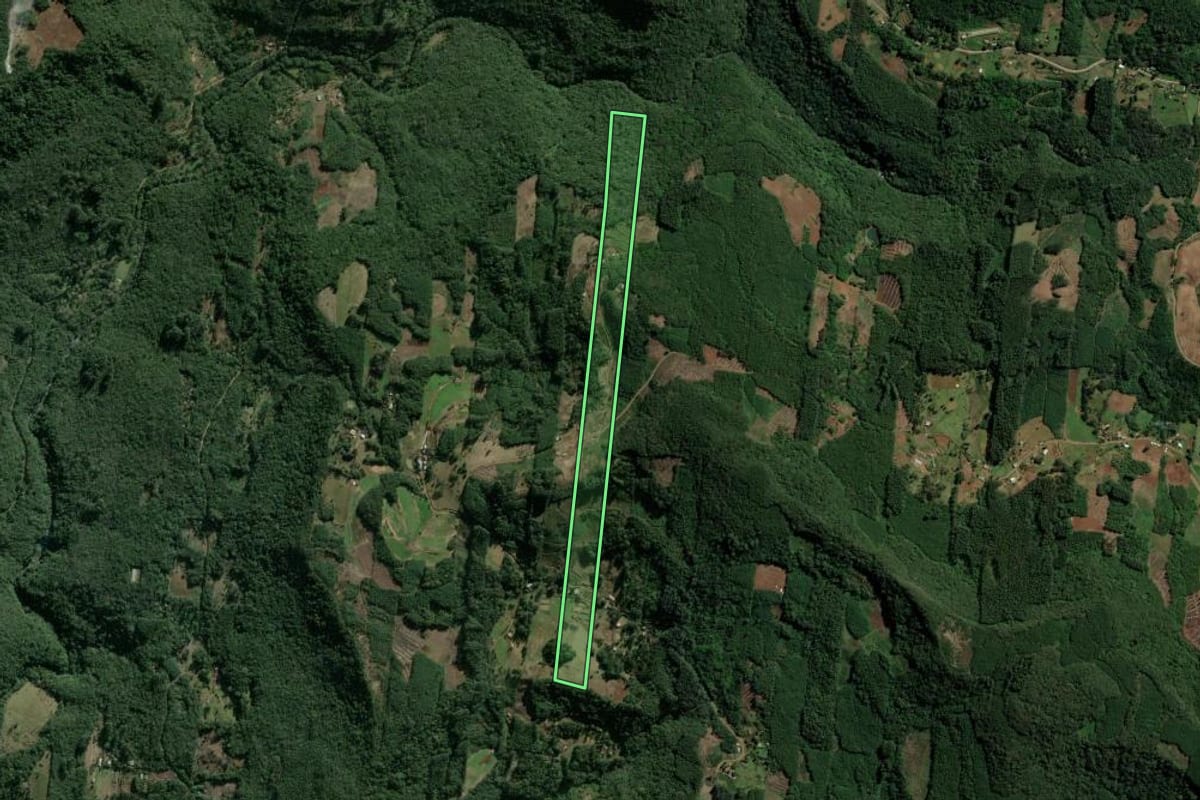 Imagem de satélite do imóvel rural em Sapiranga (RS), com o contorno declarado no CAR desenhado por cima.