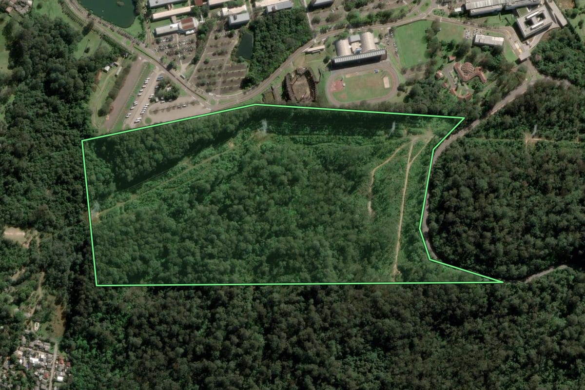 Imagem de satélite do imóvel rural em Sapucaia do Sul (RS), com o contorno declarado no CAR desenhado por cima.
