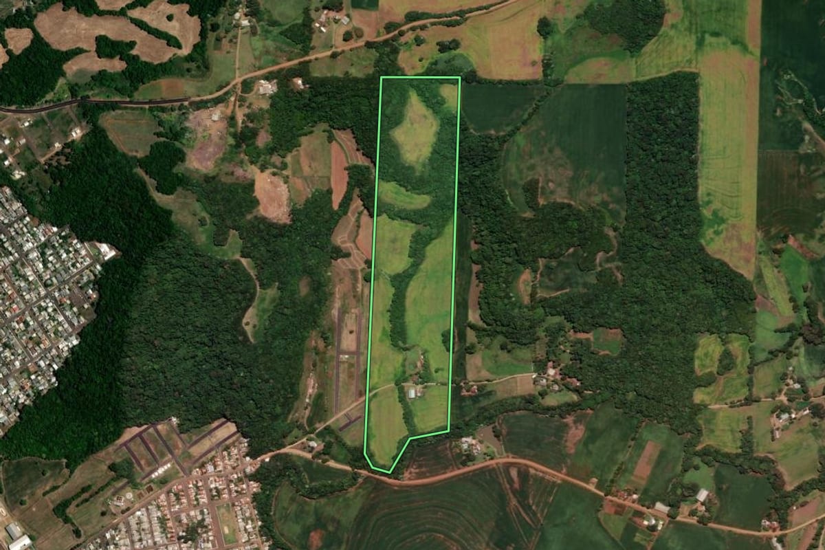Imagem de satélite do imóvel rural em Sarandi (RS), com o contorno declarado no CAR desenhado por cima.