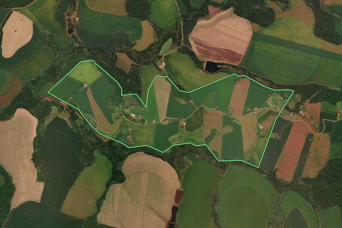 Imagem de satélite do imóvel rural em Sarandi (RS), com o contorno declarado no CAR desenhado por cima.