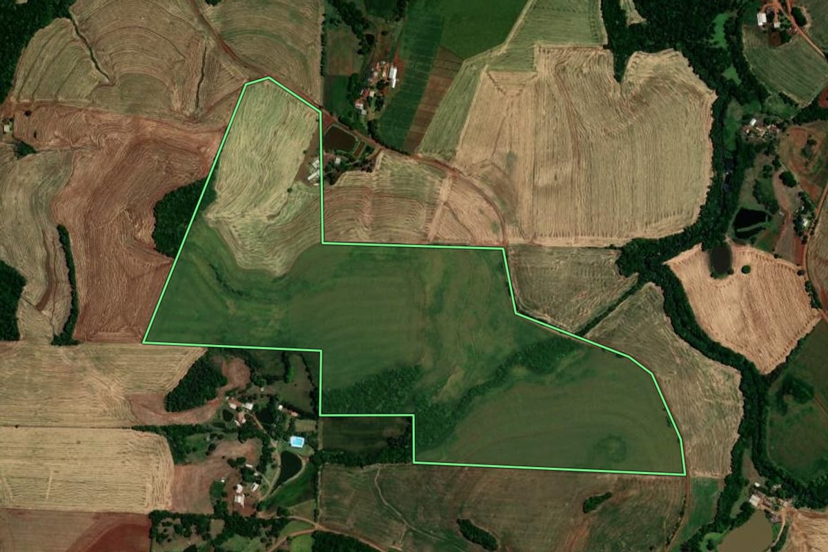 Imagem de satélite do imóvel rural em Sarandi (RS), com o contorno declarado no CAR desenhado por cima.